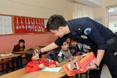 Polislerden Minik Öğrencilere Sürpriz Ziyaret