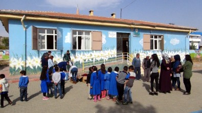 Üniversite Öğrencilerinden Köy Okullarındaki İhtiyaç Sahibi Öğrencilere Yardım