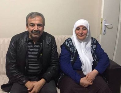 HDP'li Sırrı Süreyya Önder PKK'lı taziyesinde