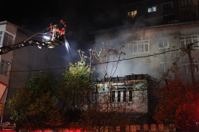 İstanbul'da Gecekondu Alev Alev Yandı