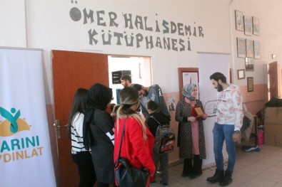 İstanbul'dan Gelen Öğrenciler Niğde'de Kütüphane Kurdu