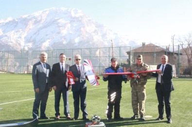 Vali  Toprak Model Uçak Uçurttu