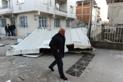 Bursa'da Lodos Çatıları Uçurdu, Araçlara Zarar Verdi