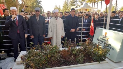 Diyanet İşleri Başkanı, Şehit Ömer Halisdemir'in Mezarını Ziyaret Etti