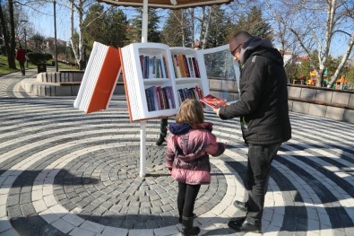 Odunpazarı Belediyesi'nden Kitap Kurtları İçin Parklara Açık Hava Kütüphanesi