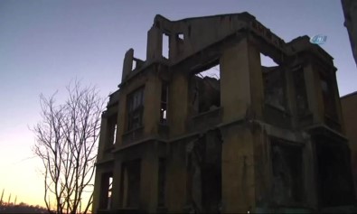 Beyoğlu'nda Metruk Bina Kısmen Çöktü