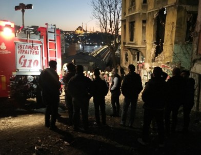 Beyoğlu'nda Metruk Binada Çökme Meydana Geldi