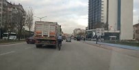 TEHLİKELİ YOLCULUK - Canını Hiçe Sayan Bisikletli Tırın Arkasına Takıldı