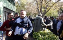 GECEKONDU - Demir Bariyerlerin Havada Uçuştuğu Arsa İhalesinde Yine Arbede Yaşandı