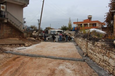 Hani'nin Kırsal Mahallelerinde Yol Yapım Çalışması Sürüyor