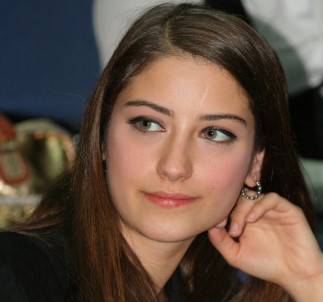 Hazal Kaya acı haberle yıkıldı