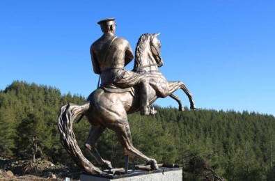 Mezitli'nin Zirvesine Atatürk Anıtı