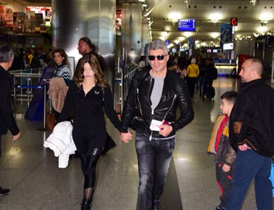 Özcan Deniz sevgilisiyle ilk kez el ele