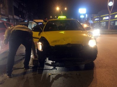 Sakarya'da Ticari Taksi İle Ticari Araç Çarpıştı Açıklaması 1 Yaralı