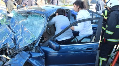 Yolcu Midibüsüne Çarpan Lüks Otomobilde Can Pazarı Açıklaması 1'İ Ağır 3 Yaralı