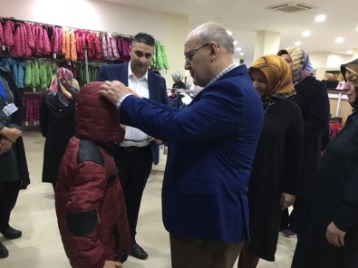Beykoz Belediyesi'nden Çocuklara Kışlık Kıyafet Yardımı