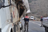 MUHAMMED SALİH - İşçi Servisi Yola Düşen Tomruklara Çarptı Açıklaması 6 Yaralı