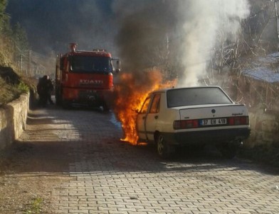 Kastamonu'da Seyir Halindeki Otomobil Yandı
