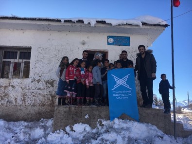 Şemdinli'de Köy Okulu Öğrencilerine Giyim Ve Kırtasiye Yardımı