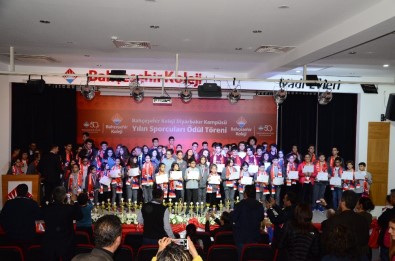 Bahçeşehir Koleji'nden Başarılı Sporculara Ödül Töreni