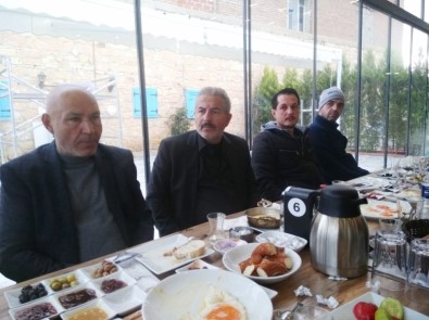 Burhaniye'de MHP İlçe Teşkilatı Kahvaltıda Bir Araya Geldi
