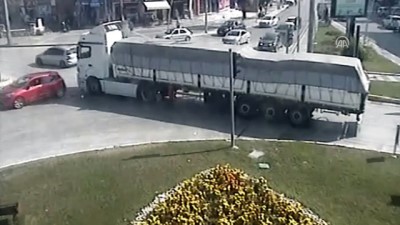 Düzce'de Trafik Kazaları MOBESE Kameralarına Yansıdı