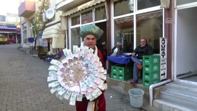 'Kaftan' Giyip Piyango Bileti Satıyor