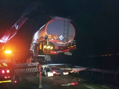 Lastiği Patlayan Tanker Tıra Çarptı Açıklaması 1 Yaralı