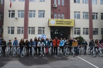 Mülteci Öğrencilerle Birlikte Bisiklet Sürdüler