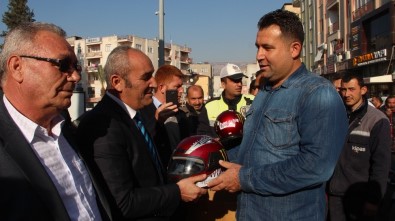 Mut'ta Motosiklet Sürücülerine Kask Dağıtıldı
