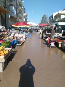 Sandıklı'da Semt Pazarını Sel Bastı