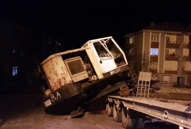 Çekiciden Düşen Vinç Amasra Yolunu Trafiğe Kapattı