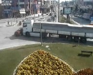 AYDINLATMA DİREĞİ - Düzce'de Trafik Kazaları Kamerada