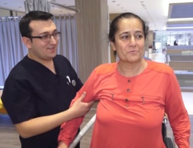 Felç Ve Kanser Teşhisi Konulan Kadın Robotik Rehabilitasyonla Yürümeye Başladı