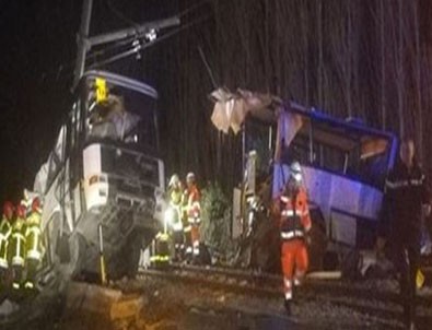 Fransa'da tren ile otobüs çarpıştı: 4 öğrenci hayatını kaybetti, 24 kişi yaralandı