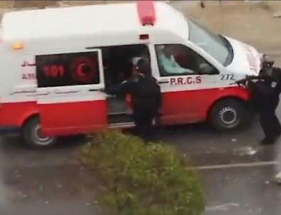 Katil İsrail polisinden ambulansta gözaltı