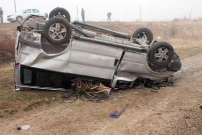 Elazığ'da Minibüs Şarampole Yuvarlandı Açıklaması 3 Yaralı