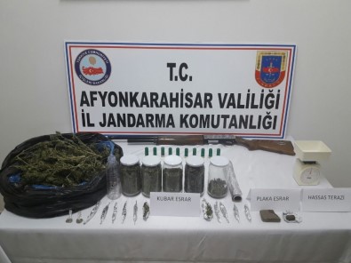 Jandarma 1,5 Kilogramın Üzerinde Esrar Ele Geçirdi