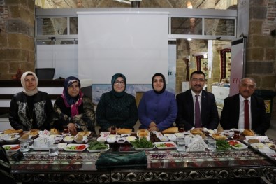 Niğde Belediye Başkanı Özkan, Kadın Kolları Üyeleriyle Bir Araya Geldi
