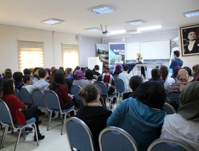 'Nuh'un Kızı' Konulu Söyleşi Sakaryalı Sanatseverlerle Buluştu