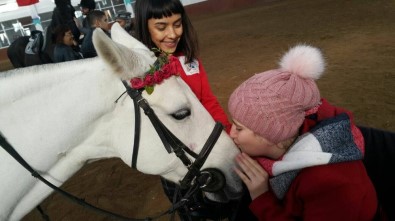 Özel Çocuklara ESOGÜ At Binicilik Meslek Yüksek Okulu'nda Atlarla Terapi