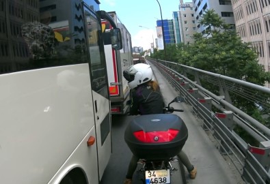 (Özel) Kadın Motosikletliden Otobüs Şoförüne Yumruklu Tepki