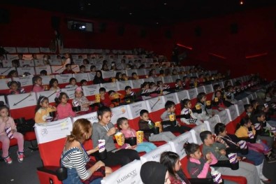 Yetimlerin Sinema Keyfi