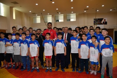 Milli Güreşçi Taha Akgül'ün Adı Spor Merkezine Verildi