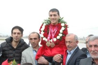 FATİH MEHMET ERKOÇ - Şampiyon Yüzücü Beytullah Eroğlu'na Kahramanmaraş'ta Coşkulu Karşılama