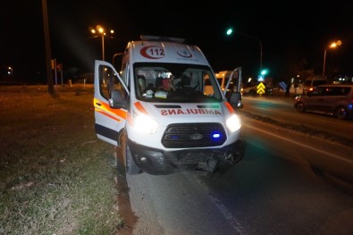 Ambulans İle Otomobil Çarpıştı Açıklaması 1'İ Bebek, 4 Yaralı