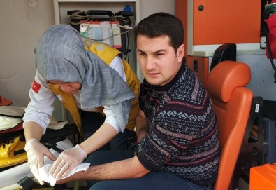 Kamyonet Kırmızı Işıkta Otomobile Çarptı Açıklaması 1 Yaralı