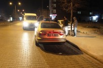 ESAT CADDESİ - Makas Atan Motosiklet Park Halindeki Otomobile Çarptı Açıklaması 2 Yaralı