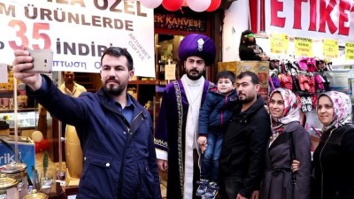 Türk Kahvesini Sultan Kıyafetiyle Satıyor