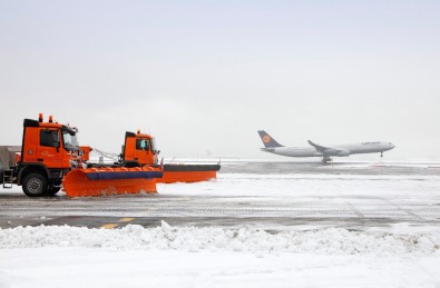 Almanya'da Hava Ulaşımına Kar Engeli